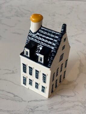 KLM #77 Blue Delft House by BOLS